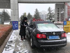 聚鑫汇投资孙建峰同事海泰庄园卡点认真记录车辆及人员信息.jpg